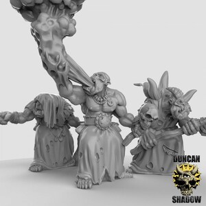 Peut inclure: Trois figurines miniatures grises et détaillées de créatures fantastiques. Une figurine est un humanoïde à la grande bouche, portant une jupe et tenant un grand objet gris en forme de nuage. Une autre figurine est un humanoïde à capuche, portant une jupe et tenant un petit objet gris en forme de crâne. La troisième figurine est un humanoïde à cornes, portant une robe et tenant un bâton.