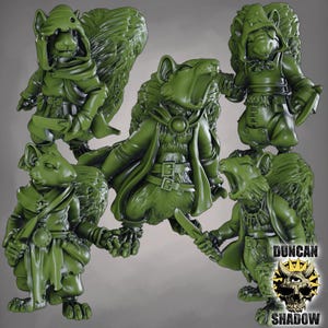 Peut inclure: Ensemble de six figurines en résine verte représentant des écureuils anthropomorphes dans diverses poses. Chaque figurine porte des vêtements fantastiques détaillés, dont des capes et des ceintures, certaines tenant des armes. Textures de fourrure détaillées et visages expressifs.