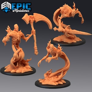 Könnte beinhalten: Vier 3D-gedruckte Miniaturen von Skelettfiguren mit fließenden, flammenartigen Anhängseln. Die Figuren sind in verschiedenen dynamischen Posen dargestellt, wobei eine eine Sense und eine andere ein Schwert hält. Die Miniaturen sind in einer hellorangen Farbe bemalt.