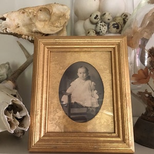 Antikes Babyfoto in neuem Passepartout und Rahmen