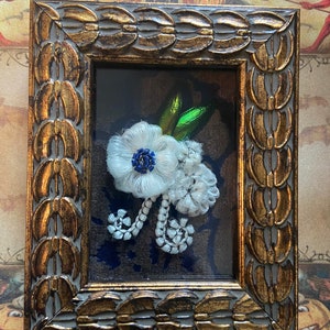 Viktorianisch inspirierte „Geistige Haar“ Blumen in einer Schattenbox