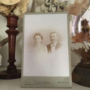 Scheda fotografica antica vittoriana di una coppia in Instant Ancestors