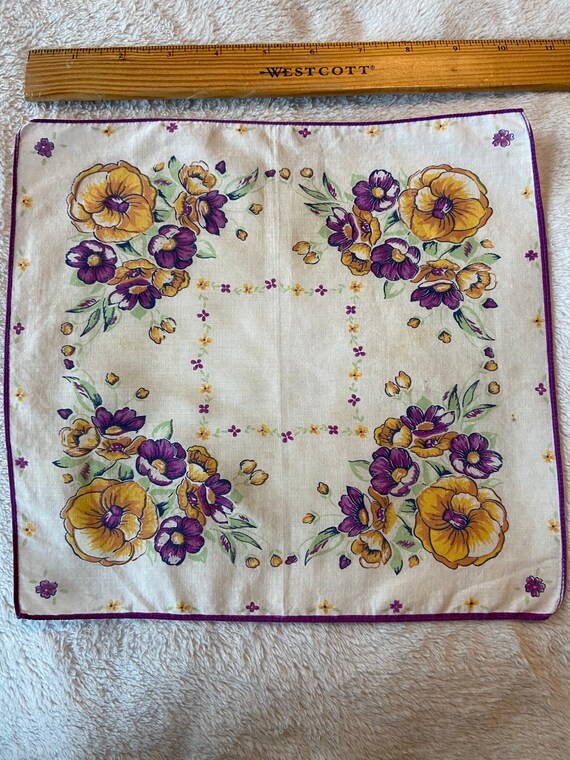 Vintage 1940s Handkerchief in Floral Motif - image 4