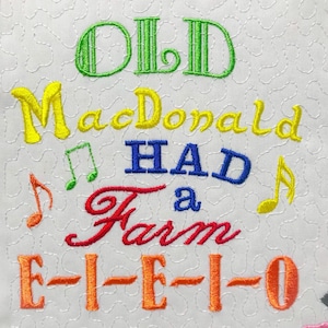 Puede incluir: Diseño bordado en tela blanca que dice "Old MacDonald Had a Farm E-I-E-I-O". Las letras son de diferentes colores, incluyendo verde, amarillo, azul, rojo y naranja. Las notas musicales están bordadas en verde y amarillo.