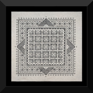 Könnte beinhalten: Schwarz-weißes geometrisches Stickmuster auf einem beigefarbenen Leinenstoff. Das Design zeigt ein zentrales Quadrat mit einem sich wiederholenden Muster aus Kreisen und Kreuzen, umgeben von einer Reihe von Bordüren mit verschiedenen Mustern.