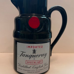 Op de afbeelding: Zwarte keramische kan in de vorm van een Tanqueray-ginfles. Het etiket vermeldt "IMPORTED Tanqueray SPECIAL DRY Distilled English Gin CHARLES TANQUERAY & CO LTD. LONDON ENGLAND PRODUCE OF ENGLAND".