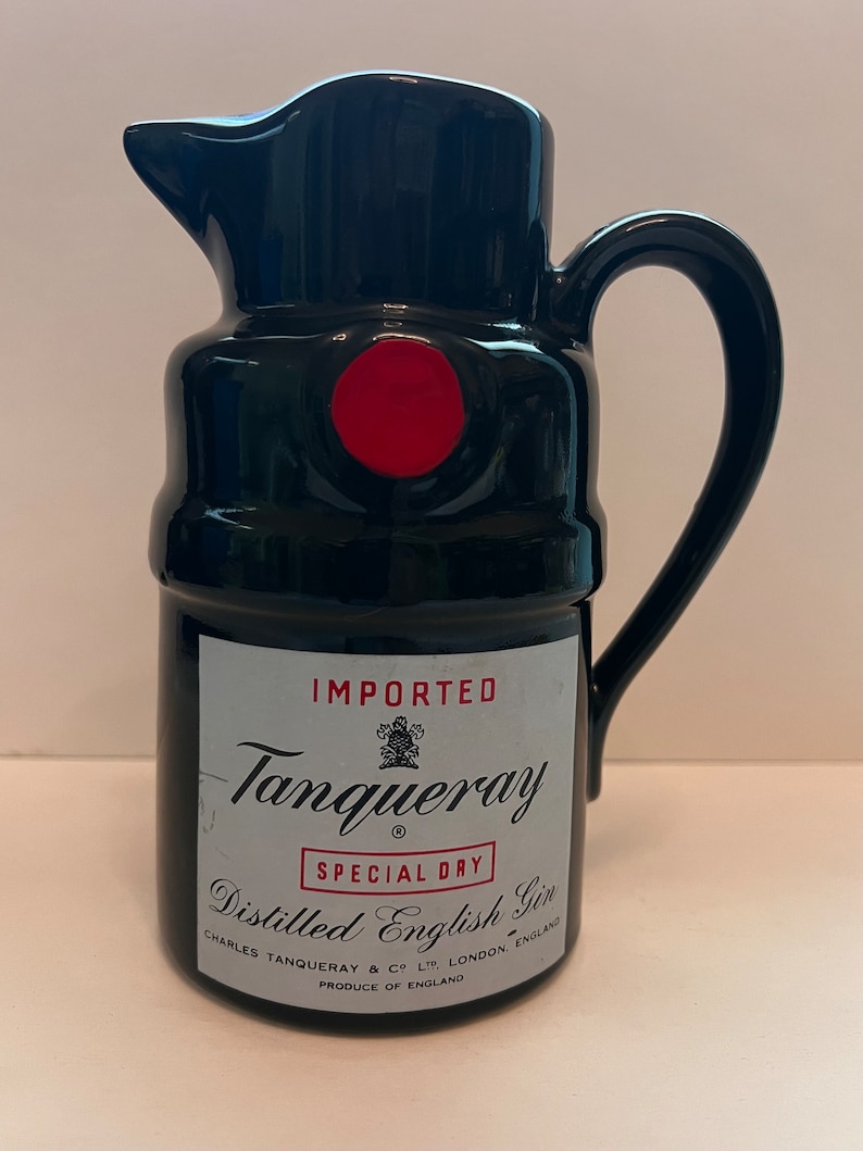 Op de afbeelding: Zwarte keramische kan in de vorm van een Tanqueray-ginfles. Het etiket vermeldt "IMPORTED Tanqueray SPECIAL DRY Distilled English Gin CHARLES TANQUERAY & CO LTD. LONDON ENGLAND PRODUCE OF ENGLAND".
