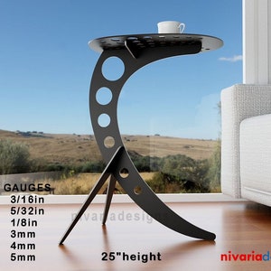 以下が含まれることがあります： 三日月型の丸い天板が付いた黒い金属製のサイドテーブル。テーブルの高さは 63.5 cm で、天板と側面に複数の穴が開いているユニークなデザインです。テーブルは白いソファの隣にあるリビングルームに置かれています。