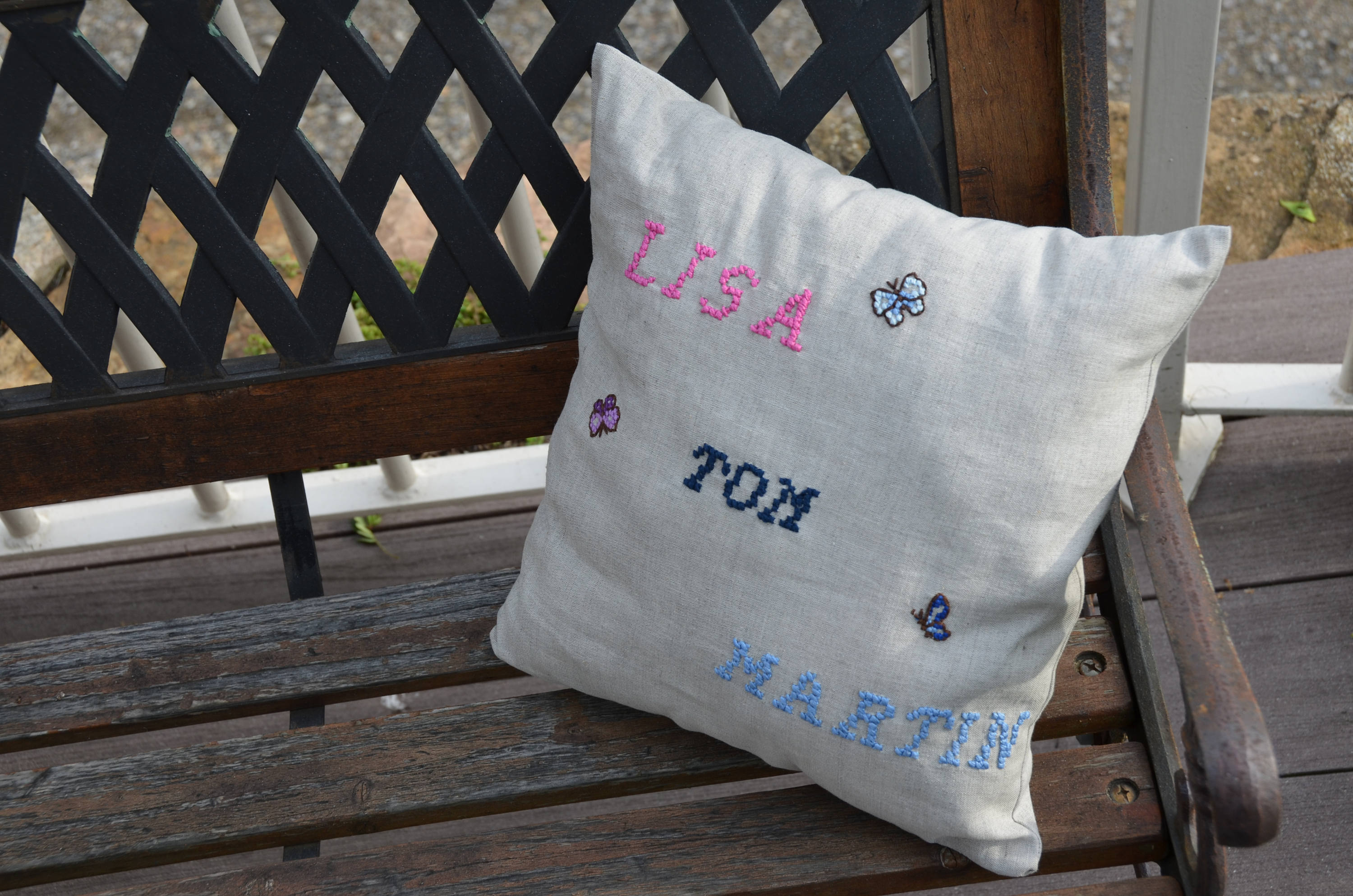 Coussin Broder à La Main Au Point de Croix