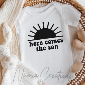 Hier komt de zoon-SVG | Bestand knippen | Digitale download | Trending-svg | Retro-svg |  Boho-svg | Cadeau kraamcadeau | Svg babyshower jongen