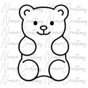 Puede incluir: Ilustración en blanco y negro de un osito de goma. El oso tiene un cuerpo, brazos y piernas redondeados, con orejas pequeñas y una cara sonriente. El fondo tiene una marca de agua con las palabras "Nuova Creations".