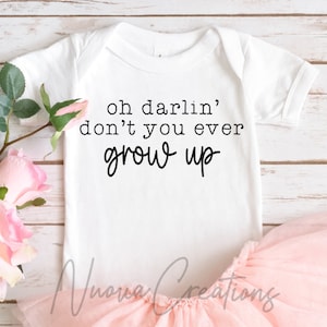 Oh Darlin' Don't You Ever Grow Up SVG | Bestand knippen | Digitale download | Trending | Babyromper svg | Songtekst-svg |  Cadeau kraamcadeau
