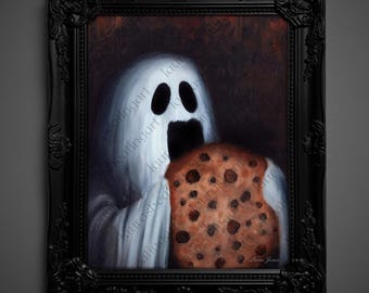 Può includere: Dipinto incorniciato raffigurante un fantasma bianco con occhi e bocca neri, che tiene in mano un grande biscotto con gocce di cioccolato. L'opera d'arte è ambientata su uno sfondo scuro e incorniciata in una cornice nera ornata. La firma dell'artista è visibile.