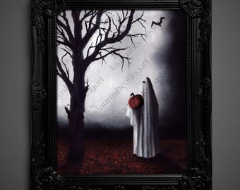 Puede incluir: Pintura enmarcada con temática de Halloween. La obra representa un fantasma sosteniendo una calabaza cerca de un árbol desnudo. Un murciélago vuela en el fondo. La pintura está en un marco negro ornamentado.