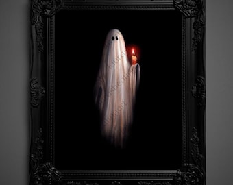 Puede incluir: Obra de arte enmarcada que representa un fantasma sosteniendo una vela encendida sobre un fondo negro. El fantasma está envuelto en una sábana blanca con dos agujeros oscuros para los ojos. La llama de la vela brilla intensamente. El marco es negro y adornado.