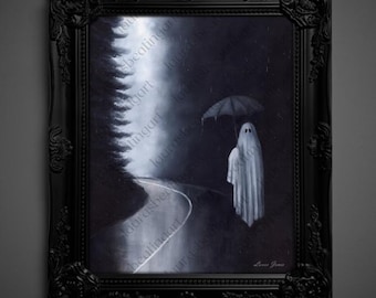 Puede incluir: Pintura enmarcada que representa una figura espectral bajo un paraguas en una carretera lluviosa. La obra de arte, en tonos grises y blancos, presenta una carretera sinuosa, un bosque oscuro y un cielo tormentoso. El marco negro añade un toque gótico.