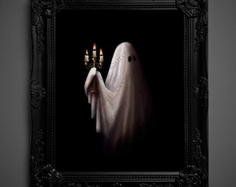 Puede incluir: Una obra de arte enmarcada que presenta un fantasma blanco sosteniendo un candelabro con tres velas encendidas. El fantasma está envuelto en una sábana fluida sobre un fondo negro. El marco ornamentado es negro.