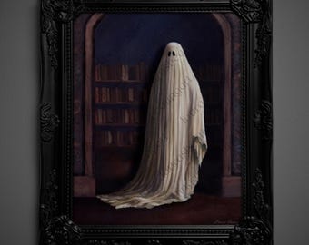 Puede incluir: Pintura enmarcada de un fantasma con una sábana blanca con dos agujeros para los ojos. El fantasma está frente a una biblioteca oscura con estanterías. El marco es negro con detalles ornamentales.