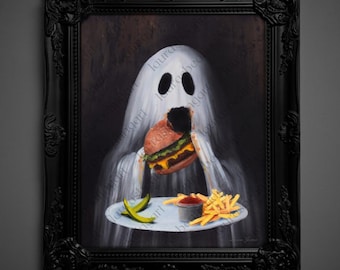 Può includere: Dipinto incorniciato raffigurante un fantasma bianco che mangia un cheeseburger. Il fantasma tiene in mano l'hamburger, con un piatto di patatine fritte, ketchup e sottaceti sotto. L'opera è ambientata su uno sfondo scuro.