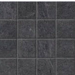 Può includere: Primo piano di un motivo di piastrelle quadrate grigio scuro. Le piastrelle sono disposte a griglia, con linee di fuga visibili che separano ogni quadrato. Le piastrelle hanno un aspetto strutturato, con sottili variazioni di colore e tono.