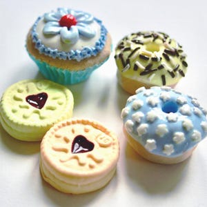 Lovely cake  pattern weights handcrafted in polymer clay, 5x 30g to 80g mixed weights for all your pattern cutting needs.
