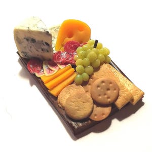 Realistisk handskulpterad miniatyrostbricka, Cheddar, Stilton, salami, gröna druvor, kex, brittisk säljare