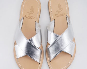 Silber flache handgemachte Sandalen - Sandali con fasce incrociate in pelle argento