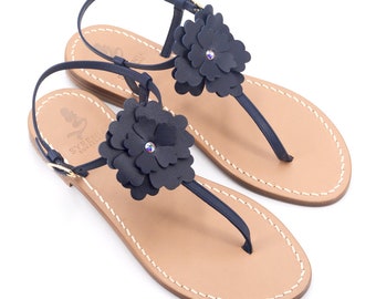 Blauwe Capri sandalen met leren bloemen, handgemaakt in Italië, Sorrento, stringsandalen met blauwe leren bloem, kristallichtpunt