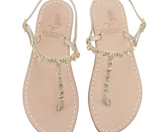 Goldene Capri-Sandalen aus goldfarbenem laminiertem Leder, Sohle aus Naturleder, Accessoire-Kristalle aus Kristall, Sandalen-Kundenerlebnis Sorrento