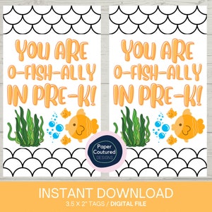 Puede incluir: Dos etiquetas imprimibles con fondo blanco y contornos negros. Las etiquetas presentan un pez de dibujos animados con cuerpo amarillo y ojos azules. El texto en las etiquetas dice "You are o-fish-ally in pre-k!"