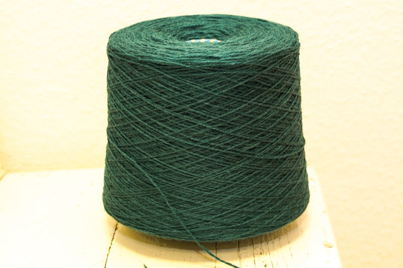 Fil de laine vert émeraude en cônes 900 g/31,7 oz. Fil de laine de Nouvelle-Zélande Laine à tricoter à la main ou à la machine Fil à tisser à carreaux 380 image 5