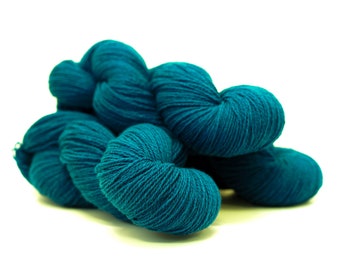 Emerald blue soft merino wool yarn - 440m/100g - for hand or machine knitting, crocheting, for  children and adults clothes, weave blankets