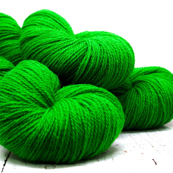 Fil de laine vert vif - 100 g/3,50 oz - Laine de Nouvelle-Zélande pour tricoter à la main ou à la machine, tisser des carreaux, des cardigans, un cadeau de tricot - Couleur 345