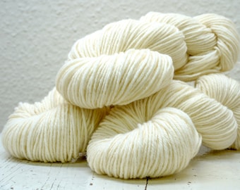 Fil de laine de mouton blanc laiteux - 100 g/ 170 m - Fil à teindre - Fil de laine de Nouvelle-Zélande - Fil de laine à tricoter à la main - Laine peignée DK - YarnHome