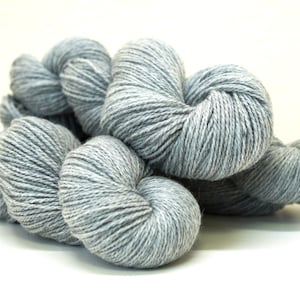 Hellgraue Neuseeland-Wollmischung 100g/350 m - Weiche fingering Wolle zum Stricken, Plaids, Damen- und Herren-Cardigans, Kinderbasteln, 80% W 20 PO