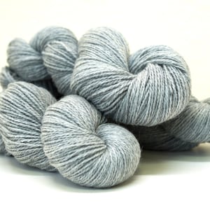 Light grey New Zealand wool blend 100g/350m - Soft fingering yarn for knitting, plaids, women's, men's cardigans, kids crafts, 80% W 20 PO