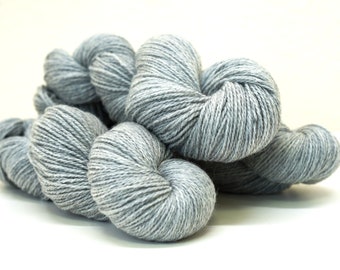 Hilo de mezcla de lana neozelandesa gris claro, grosor fingering, 100 g