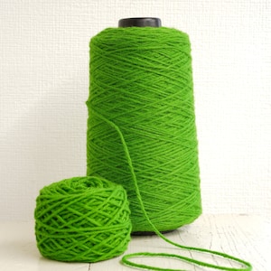 Filato di lana verde brillante in cono - 500 g/550 m - Filato per pistola tufting - Lana per uncinetto della Nuova Zelanda - Lana per tappeti - Lana pettinata Aran - Colore 345