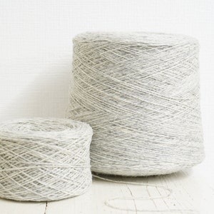 Hellgraues griffiges Wollgarn in Kone 900g/31.7oz. - Weben von Wollfaser - 100% Wollgarn zum Weben von Plaids, Sockenstricken – Farbe 202