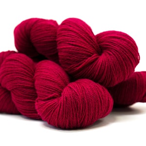 Weinrotes weiches Wollgarn - 440 m / 100g zum Hand- oder Maschinenstricken, Häkeln, für Kleidung für Erwachsene, zum Weben von Decken, für Dekorationszwecke