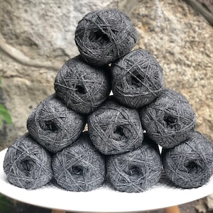 Neuseeländische Socken Sockenwolle in graphit grau - 100% Schurwolle - Fingering Wollfaser - Hand- oder Maschinenstrickgarn - Sockenwolle - YarnHome