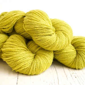 Weiches grünes Wollgarn - 100g./3,50 oz. - Neuseeland Wolle für Hand- oder Maschinenstricken, Weben von Plaids, Strickjacken, Strickergeschenk - 335 Color