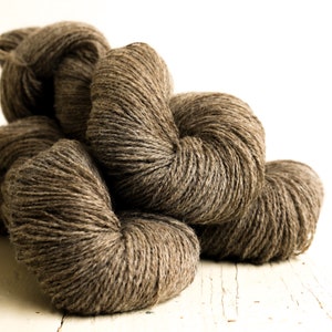 Grey-brown undyed New Zealand  fingering wool - 100g./3,50 oz. - Hand knitting yarn for weaving, crochet plaids, square crochet wool - C 266