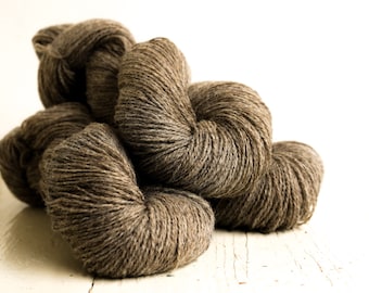 Grey-brown undyed New Zealand  fingering wool - 100g./3,50 oz. - Hand knitting yarn for weaving, crochet plaids, square crochet wool - C 266
