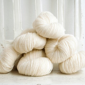 New Zealand fingering wool yarn 500g/17.5 oz. - Milk white wool in skeins for dyeing projects, weaving, hand or machine knitting - YarnHome