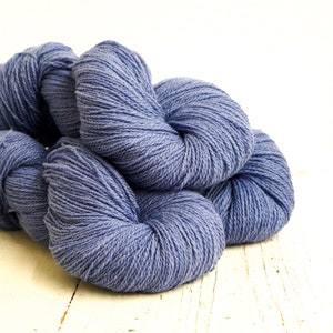 Fil de laine bleu acier 100 g/3,50 oz Laine de Nouvelle-Zélande pour tricoter à la main ou à la machine, tisser des plaids, des cardigans, un cadeau de tricot 440 couleurs image 1