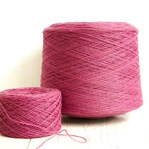 Rouge rose wool yarn in cone 0,9kg/31.7oz - Fingering wool fiber - 100% wool yarn for weaving plaids, socks knitting - Little rustic - C 530