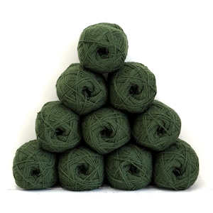 Può includere: Una disposizione a piramide di dieci gomitoli rotondi di filato verde oliva scuro. Ogni gomitolo presenta una struttura in fibra avvolta e testurizzata con un'apertura centrale visibile, impilati in una formazione triangolare.