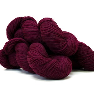 Burgunderrote Merino-Fingeringwolle - 440 m / 100g für Hand- / Maschinenstricken, Häkeln, für Kinder- und Erwachsenenkleidung, Weben von Decken