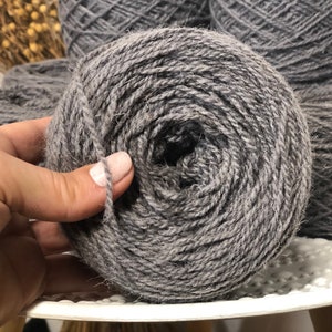 Filato rustico di lana europea grigio caldo - 100 g/3,5 oz. per la realizzazione di tappeti, lavoro a maglia a mano, uncinetto di pantofole, calzini, arredamento per la casa, fili per tufting - 26